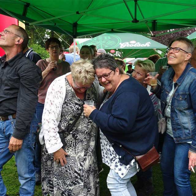 Bezoekers genieten samen tijdens een Holterhoeks evenement