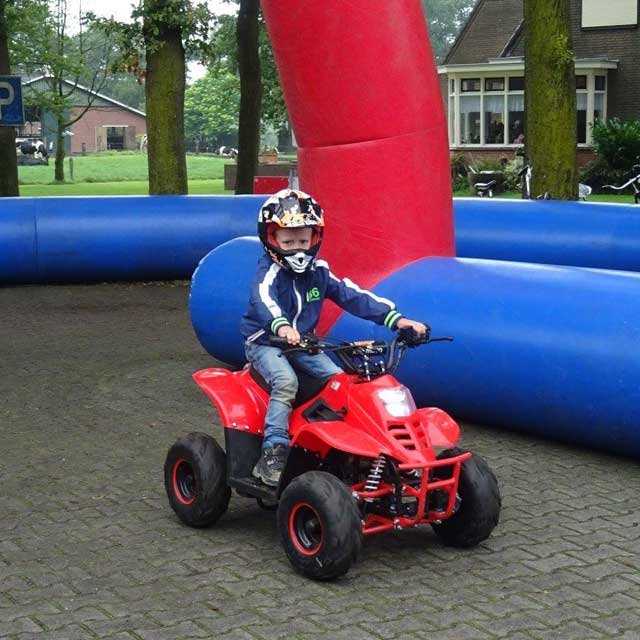 Buurtgenoten samen tijdens een Holterhoeks evenement