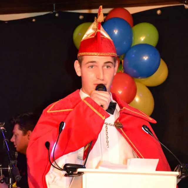 Prins Carnaval van de Holtkleuvers spreekt het publiek toe