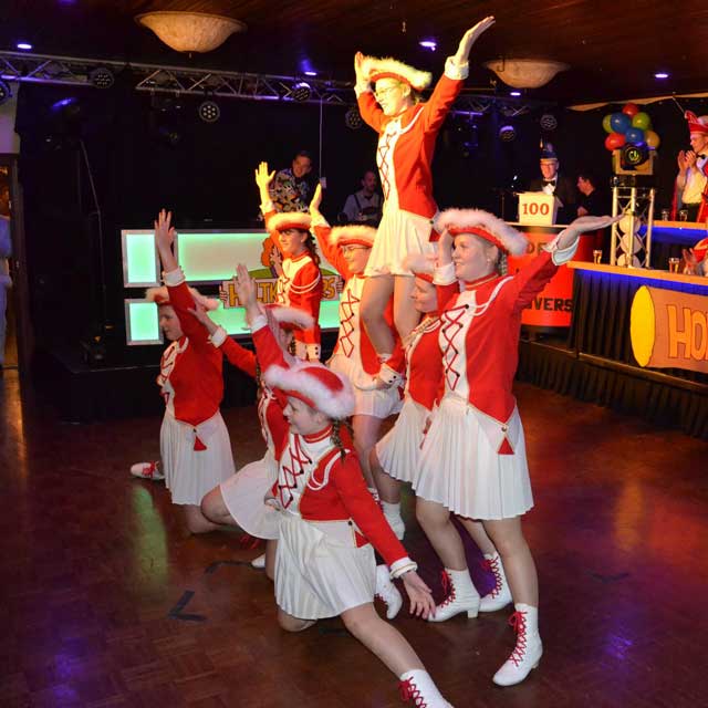 Dansmarietjes van de Holtkleuvers tijdens carnaval