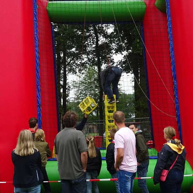Bierkratten stapelen tijdens de Holterhoekse kermis